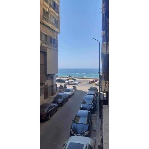 شقة بميامي دور أول علي البحر بجوار جملة ماركت