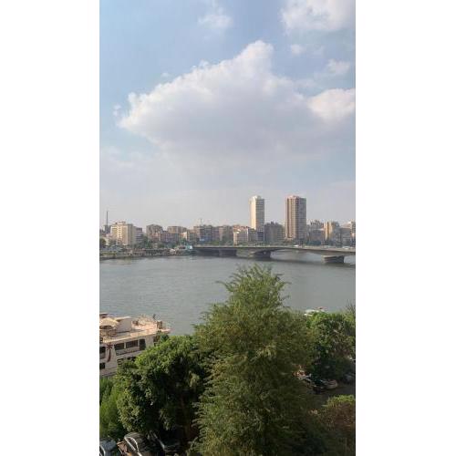 شقه بشارع عبد العزيز ال سعود