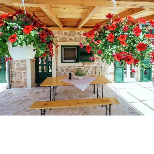 A Beautiful Stone House with Mountain View in Zaton