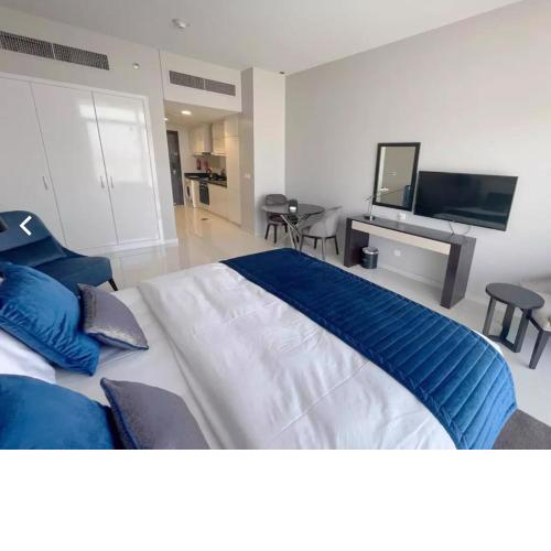 A beautifully fully furnished studio