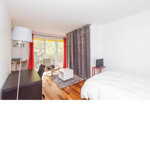 A cosy nest with a balcony near the Seine