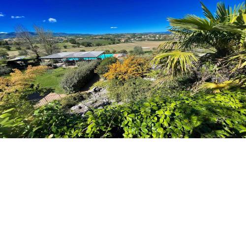 A magical experience in fabulous grounds with pool Jacuzzi Wifi Aircon