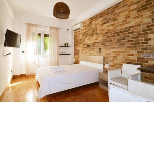 A modern rustic cosy apartment at the foot of Mount Lycabettus