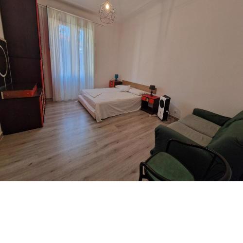 A private room in the city center for women only, not for men