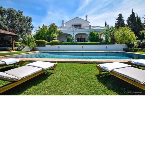 A Real Oasis In Colonial Style