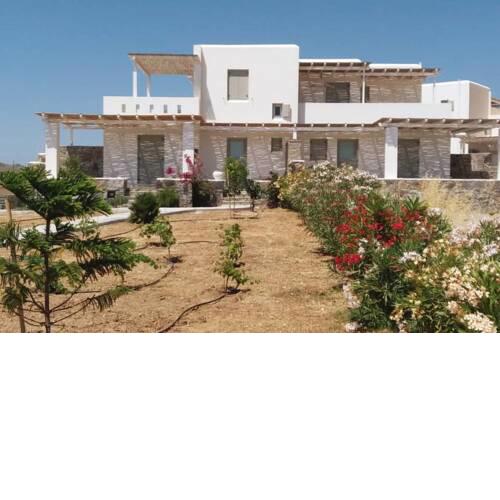 A wonderful Cycladic house in front of the sea!