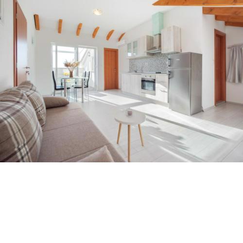 A6 - spacious apt with the sea view & use of pool