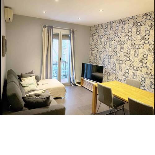 AC double room close to beach in shared apartment with shared bathroom