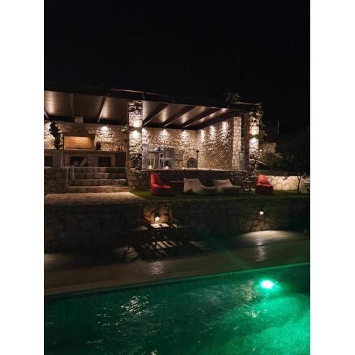 Adonis Villa in nature