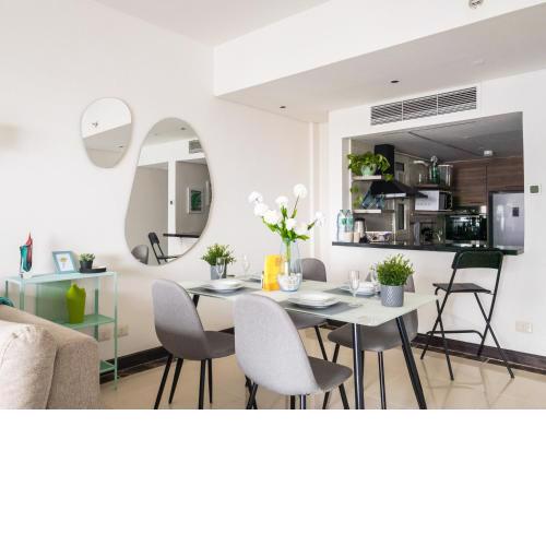 Adorable Sunny Apartment with Free Pool and Mall Access