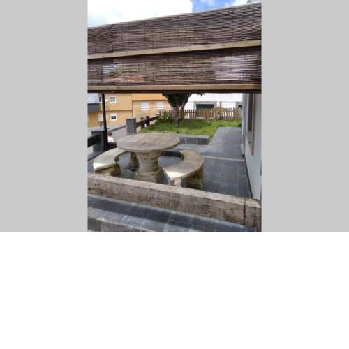 Agradable casa con jardín, barbacoa y cenador. Desayunar, comer y cenar al aire libre y con vistas es solo alguna de las experiencias de las que podrás disfrutar en esta pequeña casa en el mismo pueblo de Cee.