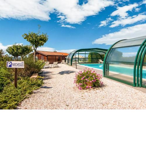 Agriturismo in the Appenines with covered swimming pool and bubble bath