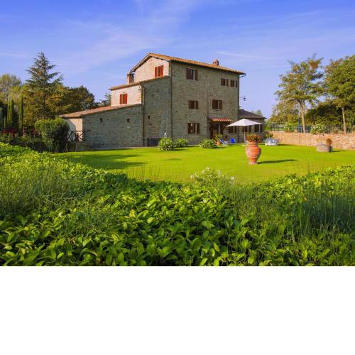Agriturismo near Cortona with spacious garden and swimming pool
