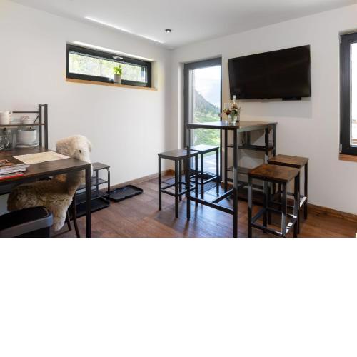 Aigle - Private Studio with ensuite, garden and patio