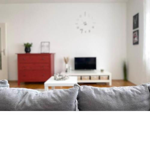 Air conditioned 1 bdr near train station