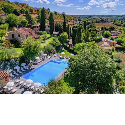 Air conditioned flat with pool and wellness area