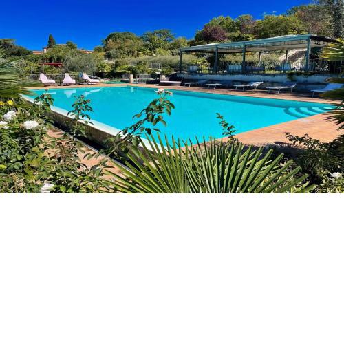 Aircon, Wifi, infinity pool, Jacuzzi, manicured gardens 6 apts - all amazing