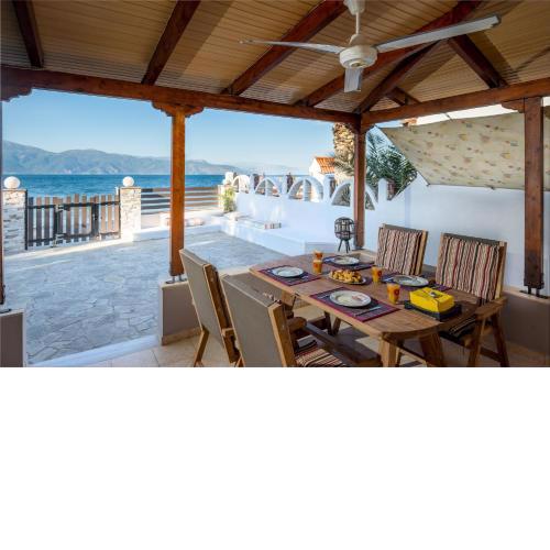 Akoli Blue - seafront Beach Cottage House