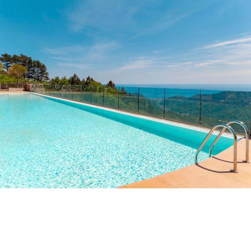 Albatros - swimming pool with sea view and terrace