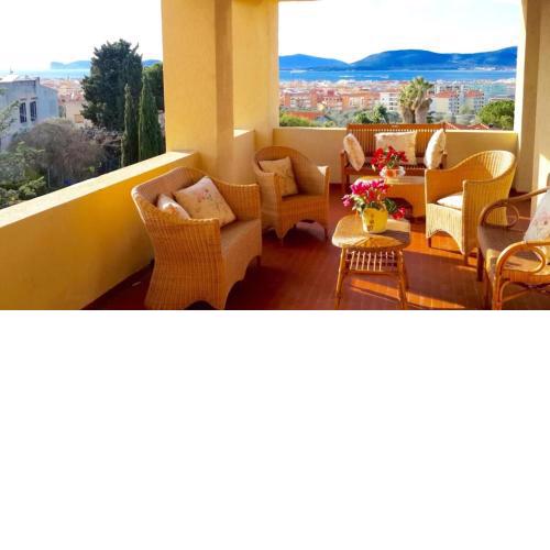 Alghero villa per 8 persone vista mare immersa nel verde con giardino
