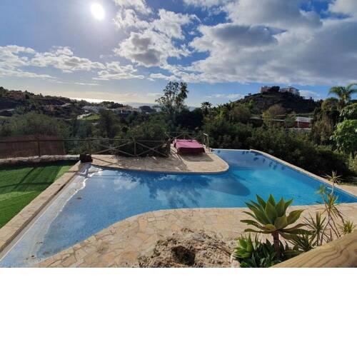 Alluring Holiday Home in Benalmádena with Swimming Pool