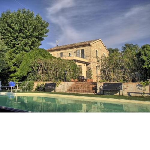 Alluring Villa in Ostra with Swimming Pool