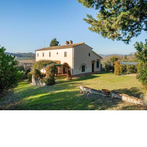Alluring Villa in Tuscany Hills with Barbecue