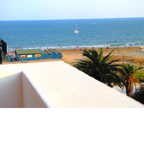 Alsave CaseSicule, Sea View Apartment with Veranda and Terrace, 50 mt from the Beach, Wi-Fi