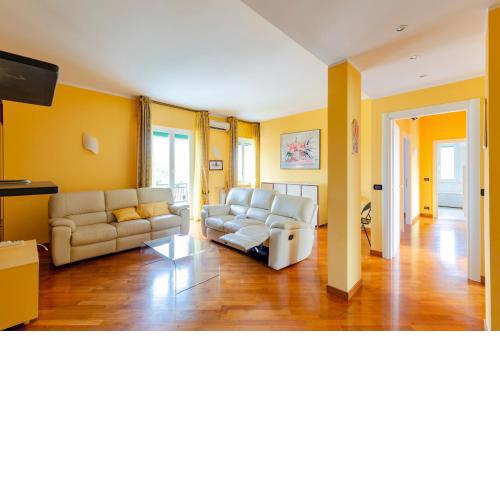 ALTIDO 3-bed flat with balcony