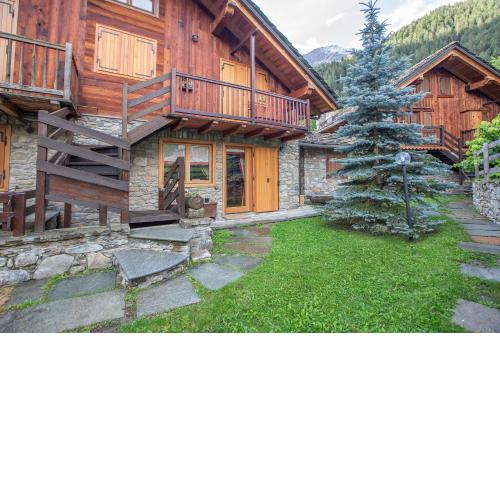 ALTIDO Big Flat for 6 with Backyard and Parking in Courmayeur