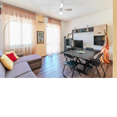 ALTIDO Chic flat with Balconies and Desk