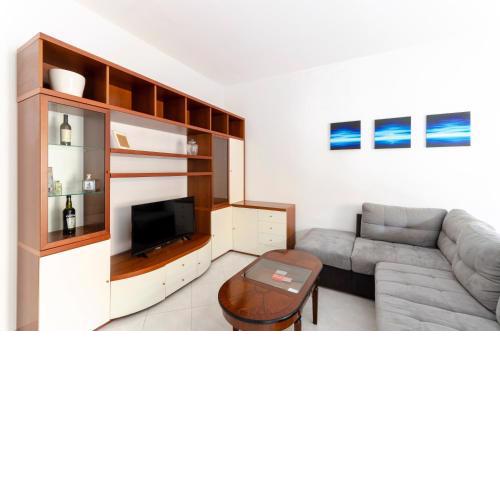 ALTIDO Colourful Flat, Short Walk to the Beach