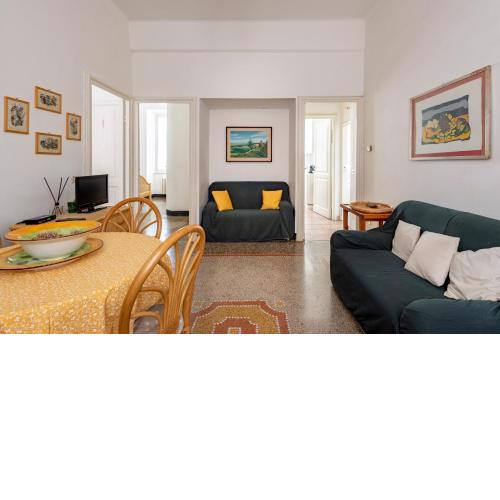 ALTIDO Inviting 2-bed flat near the beach