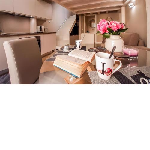ALTIDO Sophisticated 2 BR loft for 4 with Spacious terrace