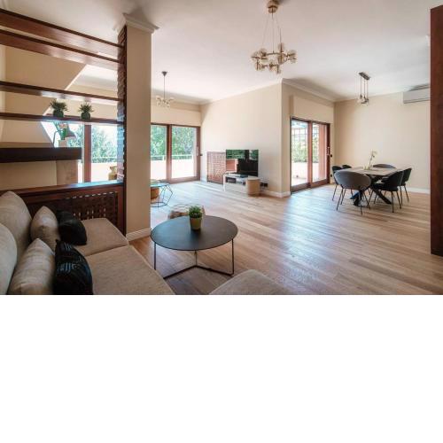 ALTIDO Villa with Pool & Lake View