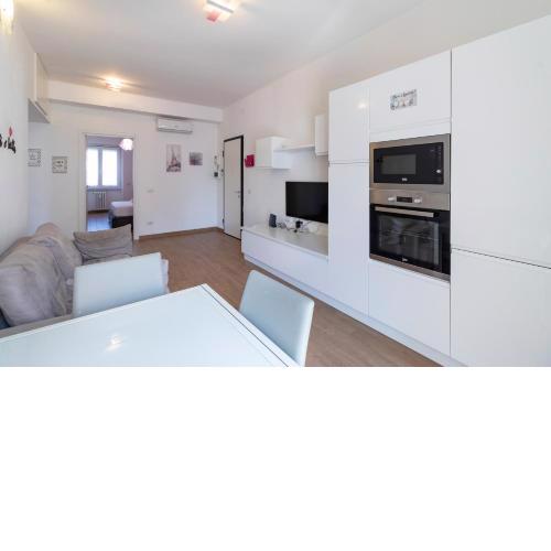 ALTIDO Warm and Inviting flat with balcony