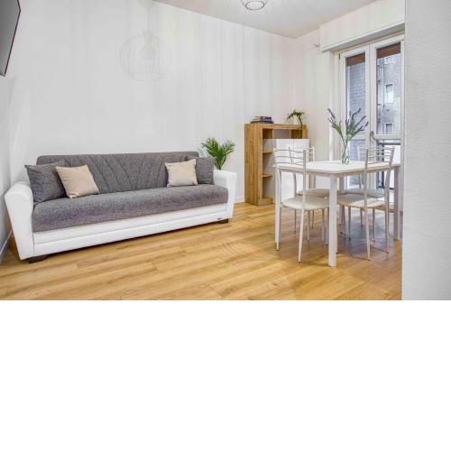 ALTIDO Warm and Inviting flat with balcony