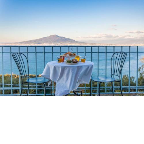 Amalfi Room in Villa - AirHome®