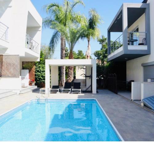 Amazing 2-bedroom apartment with pool!!