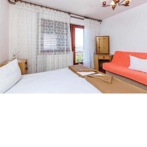 Amazing apartment in Novi Vinodolski w/ 3 Bedrooms