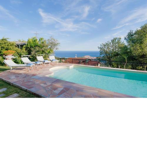 Amazing Apartment w/ Private Parking & Pool