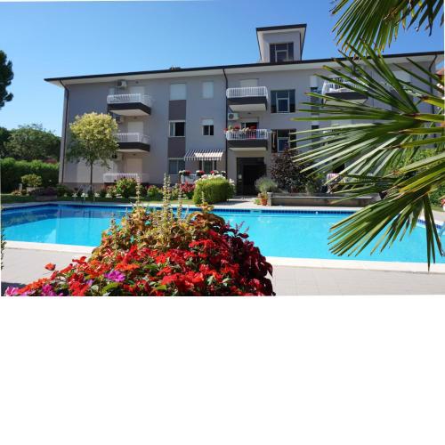 Amazing apartment With Pool for 5 people