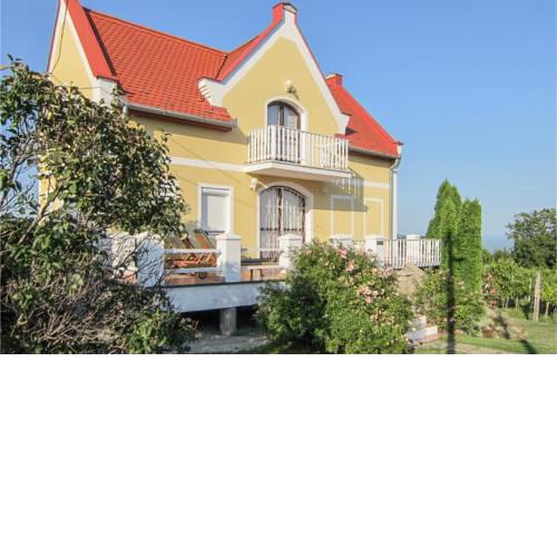 Amazing home in Balatongyörök w/ 3 Bedrooms