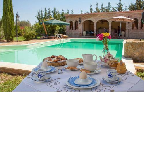 Amazing home in Chiaramonte Gulfi with 4 Bedrooms, Private swimming pool and Outdoor swimming pool