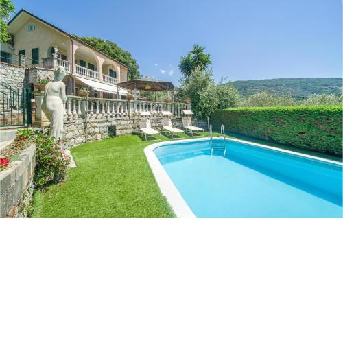 Amazing home in Chiavari with Outdoor swimming pool and 5 Bedrooms