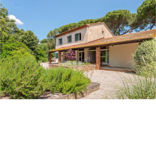 Amazing home in Follonica with WiFi and 6 Bedrooms