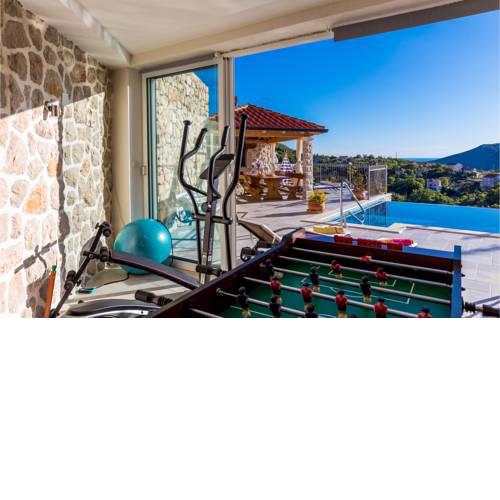 Amazing home in Gromaca w/ WiFi and 4 Bedrooms