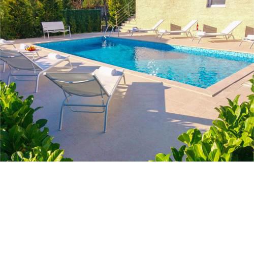 Amazing home in Icici w/ Outdoor swimming pool and 4 Bedrooms
