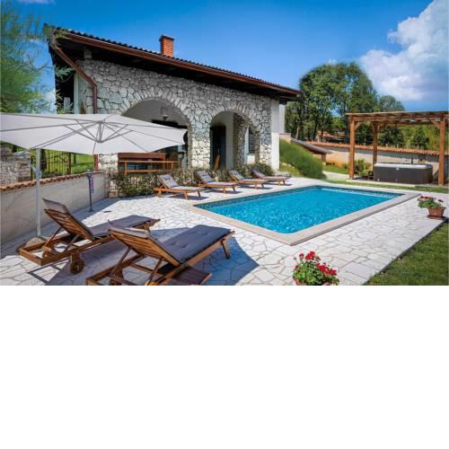 Amazing home in Jalzabet w/ Jacuzzi, WiFi and 2 Bedrooms