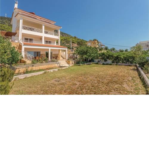Amazing home in Kaki Thalassa Keratea w/ 3 Bedrooms